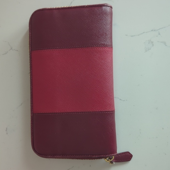 Prada Saffiano zippy wallet - Picture 9 of 17